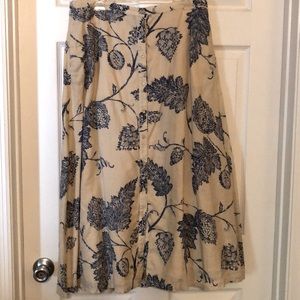 Ralph Lauren skirt, size M Color pallet of cream and blue.